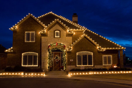 Jak zamontować świąteczne ozdoby na dachu?