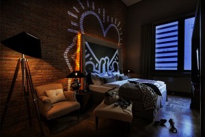 Keith-Haring-Styled-Wall-Graffiti-Inside-The-Room-Of-Baltazar-Hotel